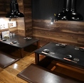 【掘りごたつ席】隣合わせの2テーブルを使って最大7名様までご利用いただけます！足を伸ばしてリラックスできるため、長時間のお食事やおしゃべりにも最適です◎