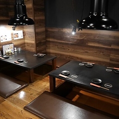 【掘りごたつ席】隣合わせの2テーブルを使って最大7名様までご利用いただけます！足を伸ばしてリラックスできるため、長時間のお食事やおしゃべりにも最適です◎