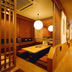 当店自慢の掘りごたつ席6名様×12席ご用意しております。ゆったりとした空間で、友人や家族と一緒に焼肉を楽しむのに最適ですよ。また足を伸ばしてリラックスできるので長時間の食事も快適にお過ごしいただけます。掘りごたつ席で美味しい焼肉をお楽しみください。