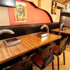 【テーブル席｜6名様×2卓】少人数のお集まりに最適な木目調のアットホームなお席◎6名様までご利用いただけるテーブル席は、小規模なお集まりに最適。ご家族の記念日や友人同士の食事会など、さまざまなシーンでご利用可能です。和やかな雰囲気の中、当店自慢のメニューとともに、心に残る楽しい時間をお過ごしください。