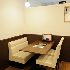 白を基調とした明るく清潔感のある店内は、落ち着いた雰囲気でゆったり過ごせる空間。女性同士の食事会をはじめ、女子会やママ会、デート、友人との集まりなど様々なシーンにぴったりです。気取らず心地よい空間で、美味しい料理と会話を楽しめます。