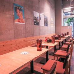 大人数でワイワイ楽しむなら当店の宴会席へ！広々とした開放的な空間は会社の歓送迎会や忘新年会、仲間の集まりに最適です。レイアウト変更も柔軟に対応できるため、中規模から大規模なパーティーまで用途に合わせて席をご用意。美味しい料理と豊富なお酒を囲み、最高の思い出となる賑やかな時間を全員でお過ごしください！