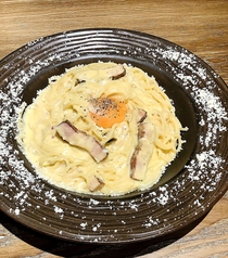 藁焼きベーコンのカルボナーラ
