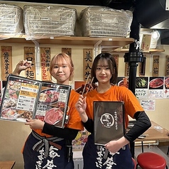 店内にはパイプ椅子が並び、卓上にはガスコンロが置かれているという、どこか懐かしい雰囲気です。BGMには2000年代のJ-POPを中心とした楽曲が流れ、そのノスタルジーをさらに引き立てています。