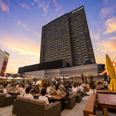 新宿のビル群に囲まれた屋上テラス席は、まさに都会のオアシス。シュラスコやBBQを味わいながら、開放感あふれる景色を満喫できます。仕事帰りの一杯から大人数の宴会まで、あらゆるシーンで楽しめる極上のロケーションです！