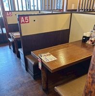 女子会や仕事帰りの一杯など使い勝手抜群なテーブル席