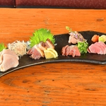 素材にこだわった新鮮な鶏刺し。色々楽しみたいなら盛り合わせがおすすめ♪