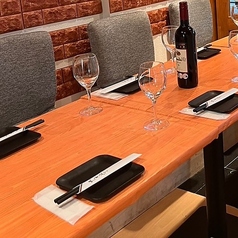 ランチから楽しめる◎上野餃子酒場の食べ飲み放題は、個室空間でゆったりと♪落ち着いた雰囲気の中、デート・合コン・飲み会など幅広いシーンに対応◎世代問わずリラックスできる店内は、貸切も可能◎焼き鳥・餃子を囲んで過ごす特別な時間を、ぜひ当店で☆