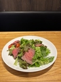 料理メニュー写真 ローストビーフサラダ