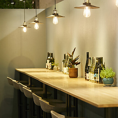 ２名様がご利用いただけるカウンターテーブルはカップルに人気です。