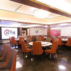 【テーブル席】最大8名様までお座りいただけるテーブル席がご用意しております。広々とした空間でゆったりとおくつろぎいただけます。