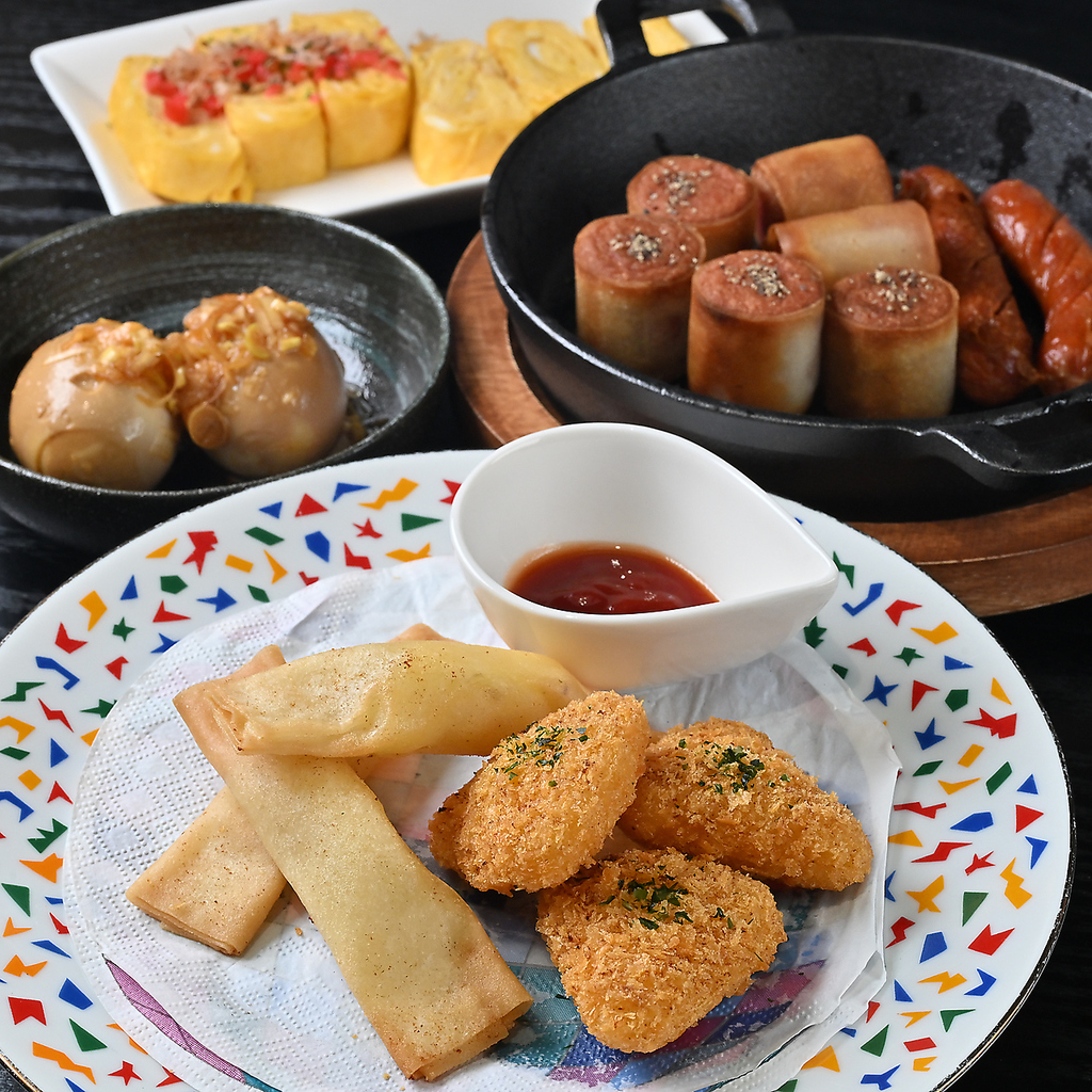 揚げ物や焼き物などお酒に合うメニューが充実◎皆で囲めるバラエティ豊かな一皿で会話も弾みます。