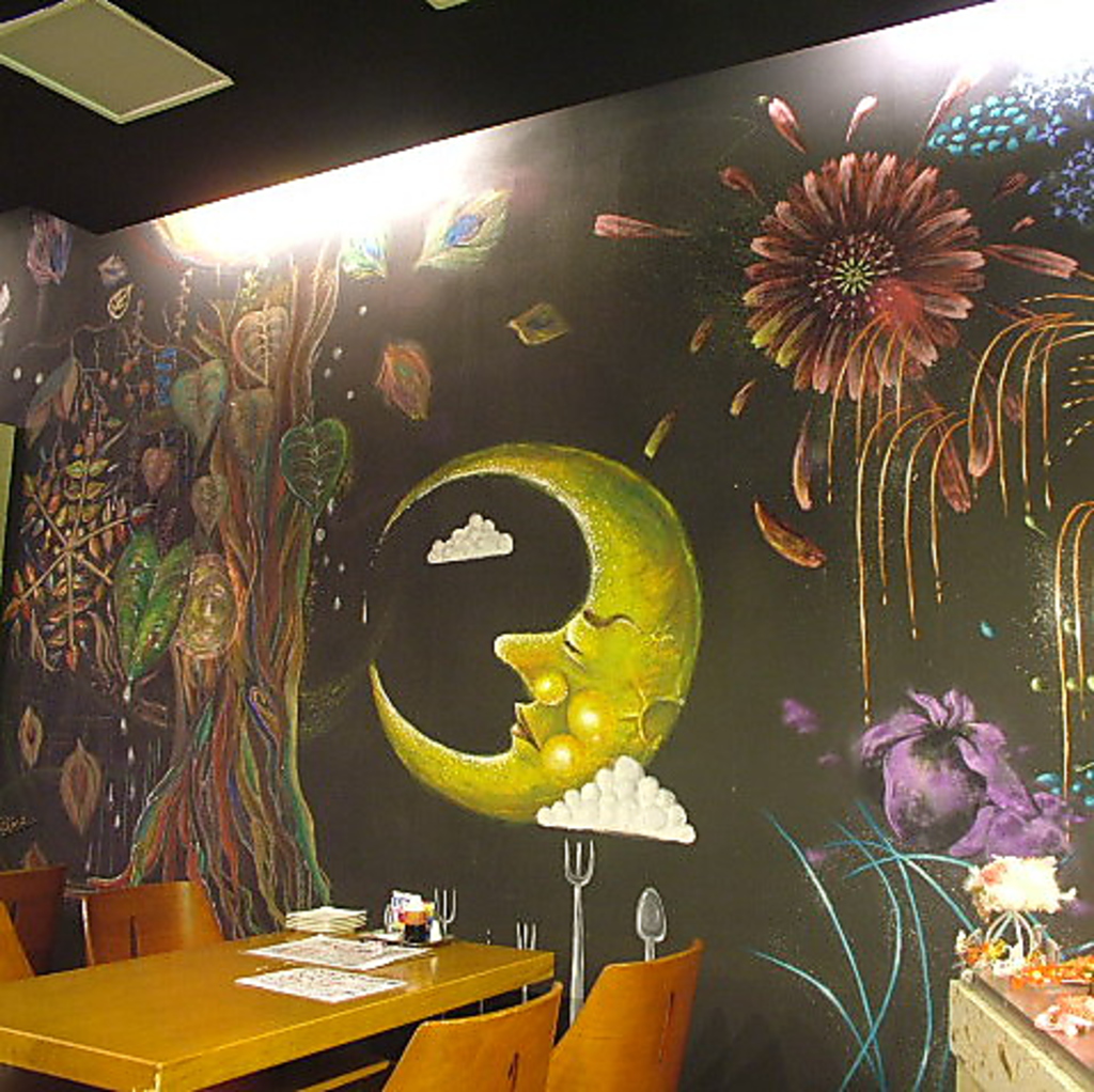 壁に直接描かれた可愛い絵画が印象的★
