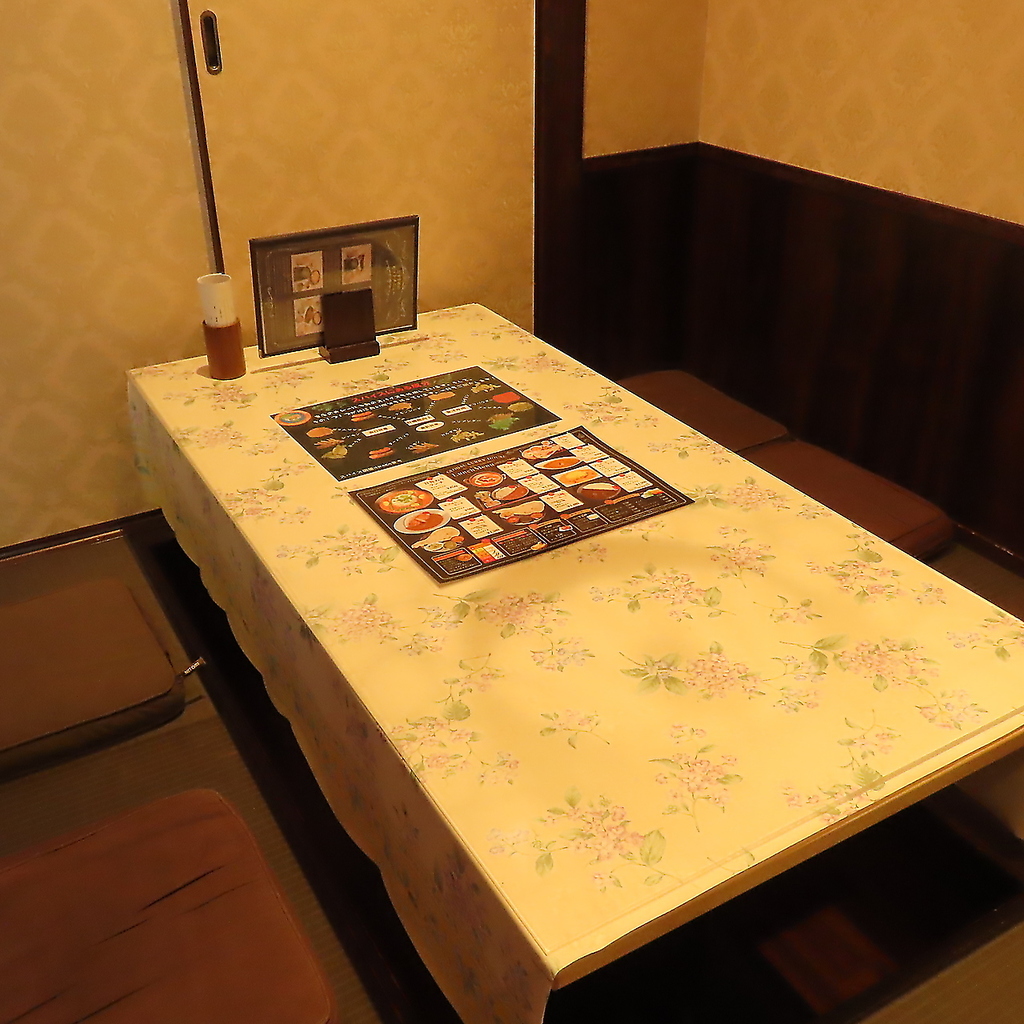 落着いた店内★家族や友人同士でのお食事会にも最適な6人掛けの掘りごたつ個室もご用意しております!