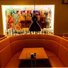 ソファのテーブル席では隣の席とも背もたれで仕切られていますので、席感覚も安心してご利用いただけると思います。また、木目調のテーブルと同系色のソファや壁の色は、落ち着いた雰囲気で気持ちもゆったりとしてお食事やお酒を楽しんでいただけます。