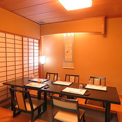 地下のフロアには座敷席がございます。足を伸ばしてゆったりと、肩肘張らずにお食事をお楽しみいただけます♪