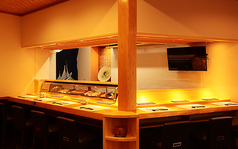 一階のカウンター席は7名様までご利用いただけます。職人の手捌きを目の前で楽しめる特等席です。お一人様や少人数でのデートに最適で、新鮮な握りを出来立てでお召し上がりいただけます。極上の寿司を心ゆくまでご堪能ください。