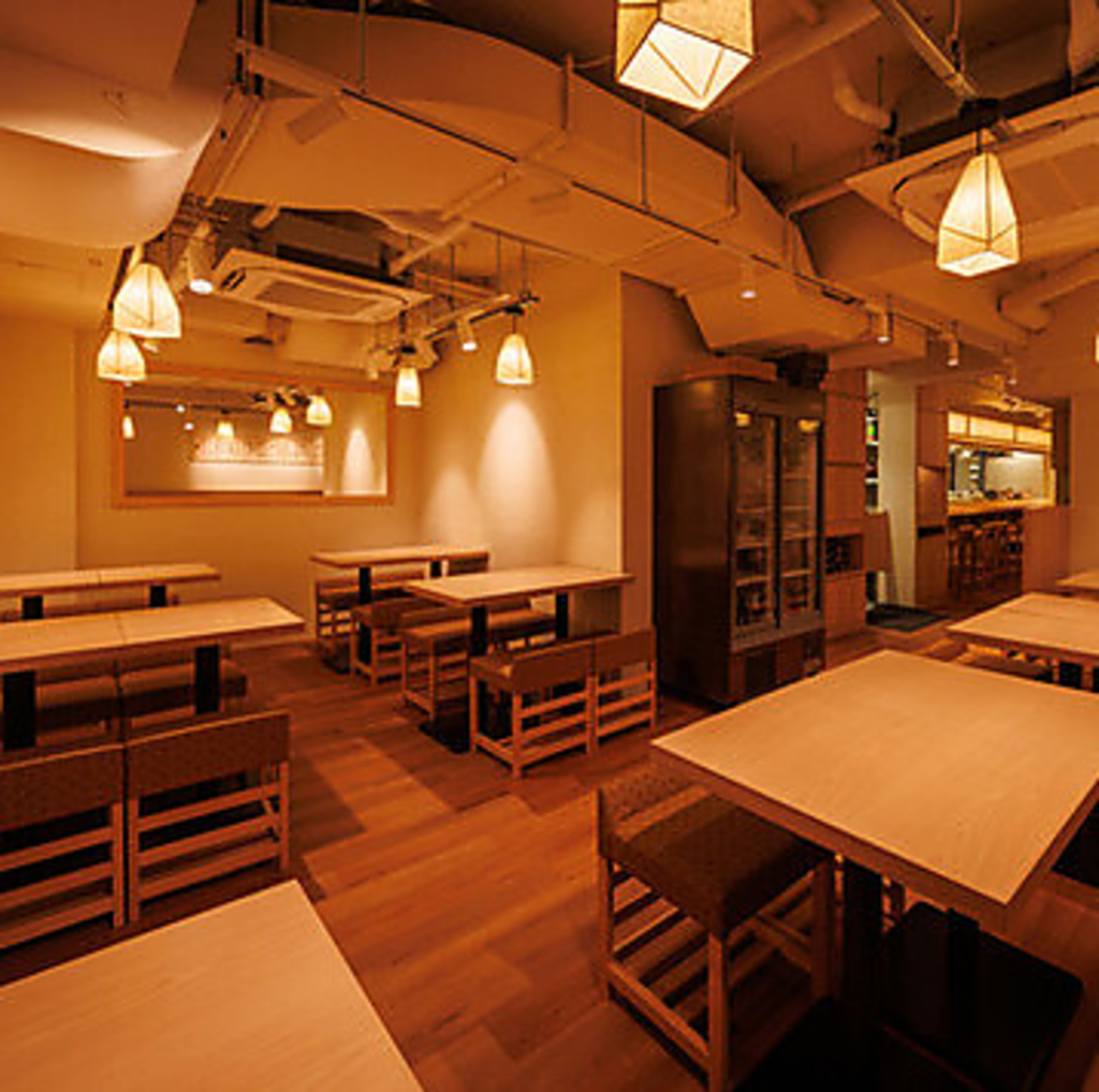 木の温もりに柔らかな照明が上質なひとときを演出。団体様も大歓迎、幅広いシーンでご利用ください。