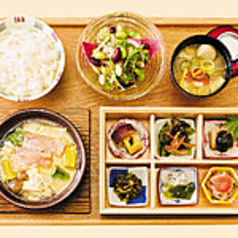 サーモンときのこの湯葉餡かけ豆腐膳