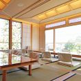大きな窓から卯辰山の緑を眺めるお座敷個室。