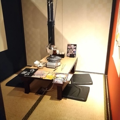 畳と座布団でくつろげる空間は、小さなお子様連れのご家族にも最適！周りを気にせず、秘伝の下処理を施したお肉を頬張り、笑顔あふれる素敵な時間をお過ごしください。上質なお肉は、口の中でとろけるような柔らかさです。