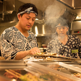 【本場博多の味】小粋で元気なスタッフが愛情を込めて調理します!飾らない大将の手仕事と女将の心温まるおもてなしが、料理の美味しさを引き立てます。自慢の博多料理を心ゆくまで満喫し、心温まるひとときをぜひ皆さまでお過ごしください。