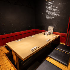 当店ではゆったりとくつろげる掘りごたつのお席をご用意しております◎6名席を1卓完備しておりグループでの楽しいお集まりにもぴったりの空間となっております♪オーナー自ら仕入れた新鮮な海鮮とこだわり一品を堪能しながら皆様で和やかなひとときをどうぞ◎美味しいお酒とお料理で心ゆくまでお楽しみください♪