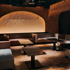 当店では貸切でのご利用も承っております。ぜひお問い合わせください。フロア貸切 着席22名程度、立食60名 全体貸切 着席42名程度、立食80名