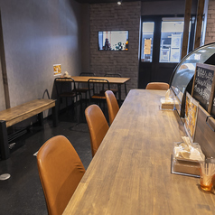 当店ではカウンターのお席を8席ご用意しております。ショーケースが目の前にあり、1~2名様でのご利用にオススメです。