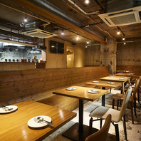 解放感のある広々としたテーブル席