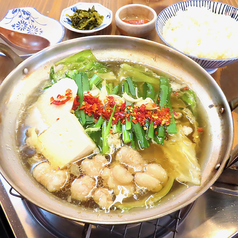 土日祝日限定の博多もつ鍋定食ライスと明太子付1480円!