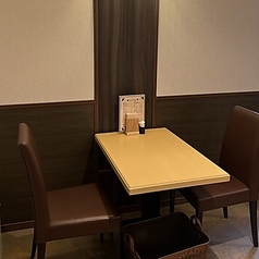 落ち着いた空間の中お食事を楽しんでいただけます。カジュアルから特別なシーンまで幅広くご利用いただけます。