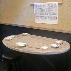 4名様掛けの半円状のテーブル席です。カウンター席を背中にして、反対側は壁になっているため、周囲を気にすることなくゆったりとおくつろぎいただけます。ご友人とのお食事など、お仲間内での集まりにオススメです。