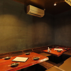 テーブル席は全席掘りごたつ形式となっており快適にお過ごしいただけるようになっています。またお席は2名掛けのものが１つ、4名掛けのテーブル席が４つ、5名掛けのテーブル席が１つございます。デートから中規模の飲み会まで対応しているので様々な用途でご利用ください！