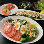 新鮮トマトや卵がたっぷり！ヘルシーなのに満足感ある一皿です。女性やダイエット中の方にもぜひ◎