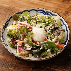 温玉と濃厚チーズの贅沢シーザーサラダ