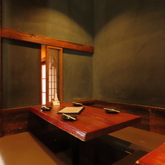 2名掛けのテーブル席を１つご用意しており、大切な人との特別な記念日やデート利用に最適な空間となっております。テーブル席の間隔が近くなっているため2人の心の距離も近付くこと間違いなし！ぜひ当店で特別な時間をお過ごしください♪