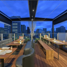 【テラス席】開放感あふれる特別な空間で、青空の下で食事を楽しむことができます。広々としたデッキには、快適な座席が配置されており、リラックスしながら景色を堪能できます。周囲の緑や街並みを眺めながら、友人や家族との会話が弾む素敵な場所です。特別な日やカジュアルな集まりに最適なお席です。