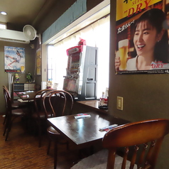 4人掛けのテーブル席は、ご近所さん同士の飲み会や、仕事帰りのちょい飲みにもぴったり。肩肘張らずに過ごせる空気感で、地元の方にこそ気軽に立ち寄ってほしい、そんな一角です。