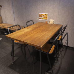 当店では4名掛けテーブルのお席を2席ご用意しております。ご人数のお問合せはお気軽に当店までお問合せ下さい☆