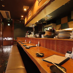 お一人様利用大歓迎◎！8名まで横並びで座っていただけるカウンター席をご用意しています。仕事帰りにサクッと飲みたくなった際はこちらのお席をご利用ください。酒の肴とともにお客様をおもてなし致します。