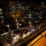 【33階からの夜景】都会の真ん中で、至福の癒しを味わえる。全席から眺めが見えるようになっています