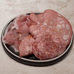 6　生ハムとサラミ盛り合わせ