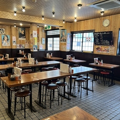 昔ながらの活気あふれる店内で、プライベート感いっぱいの貸切宴会はいかがですか?秘伝のタレで仕上げる大ぶり串焼きや名物「特製煮込み」など、酒乗りの心をくすぐる名物料理が勢揃い!幹事様も安心の大人数対応&飲み放題付きプランで、仲間と最高の乾杯をお楽しみいただけます。お気軽にご相談ください★