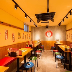 【雰囲気抜群♪】九州博多の風物詩“中洲の屋台村”の雰囲気と名物料理が楽しめる大衆居酒屋！提灯の灯りに包まれながら、博多名物を中心としたこだわりの料理を気軽にお楽しみいただけます。女子会や歓送迎会、会社宴会はもちろん、二次会やちょい飲みなど、さまざまなシーンに対応！