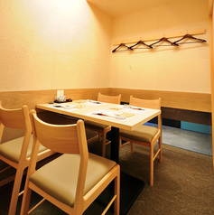 4名様用の個室を2部屋完備。静かな時間が流れる空間で、周囲を気にせずお料理と会話に集中いただけます。