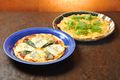 料理メニュー写真 明太子のピザ/トマトとベーコンのピザ/じゃことタコの和風ピザ/モッツァレラとバジルのピザ