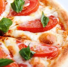 フレッシュトマトとバジルとモッツァレラチーズのピザ
