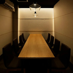 個室Cは8名様でもゆったりと過ごせます。全室完全個室ですので感染防止対策につながっておりゆったりとお食事の時間をお楽しみいただけます。
