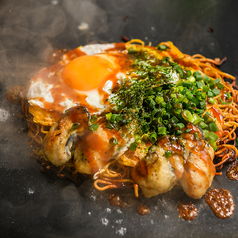 お酒が進むお好み焼きや鉄板焼き有！トッピングも豊富◎